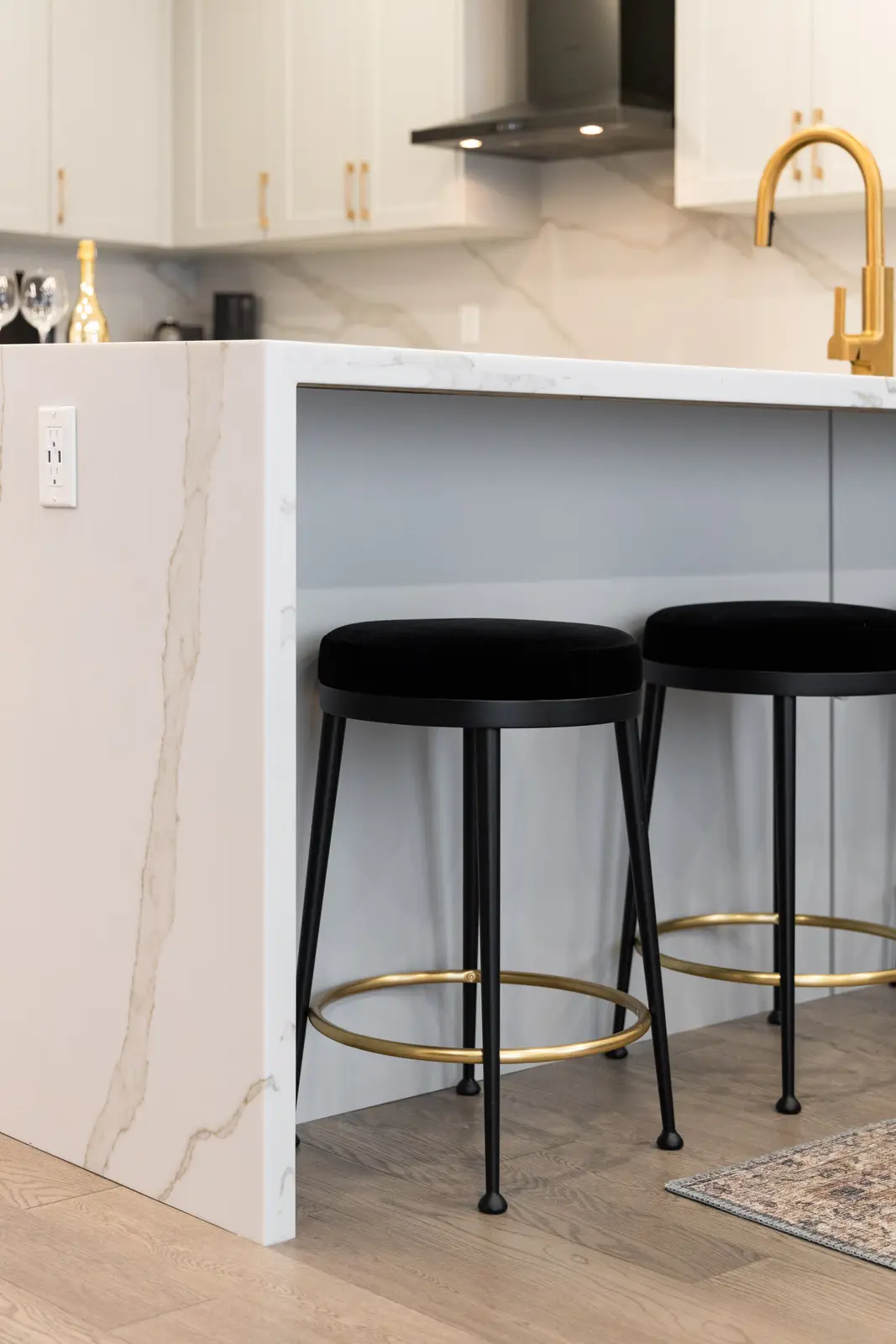 Black stools at the marble kitchen island in a Richmond Hill townhouse