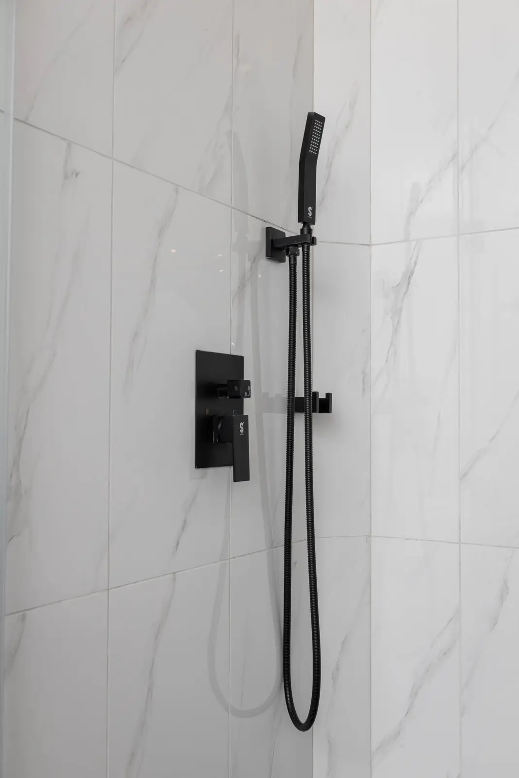 Interior of the Bristlewood Crescent renovation in Vaughan, with white cabinetry, warm wood floors, and black fittings.