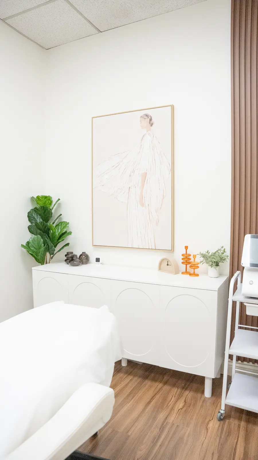Reception of a Thornhill salon, with a fluted wood desk, a white counter, and a gold Beautique logo.