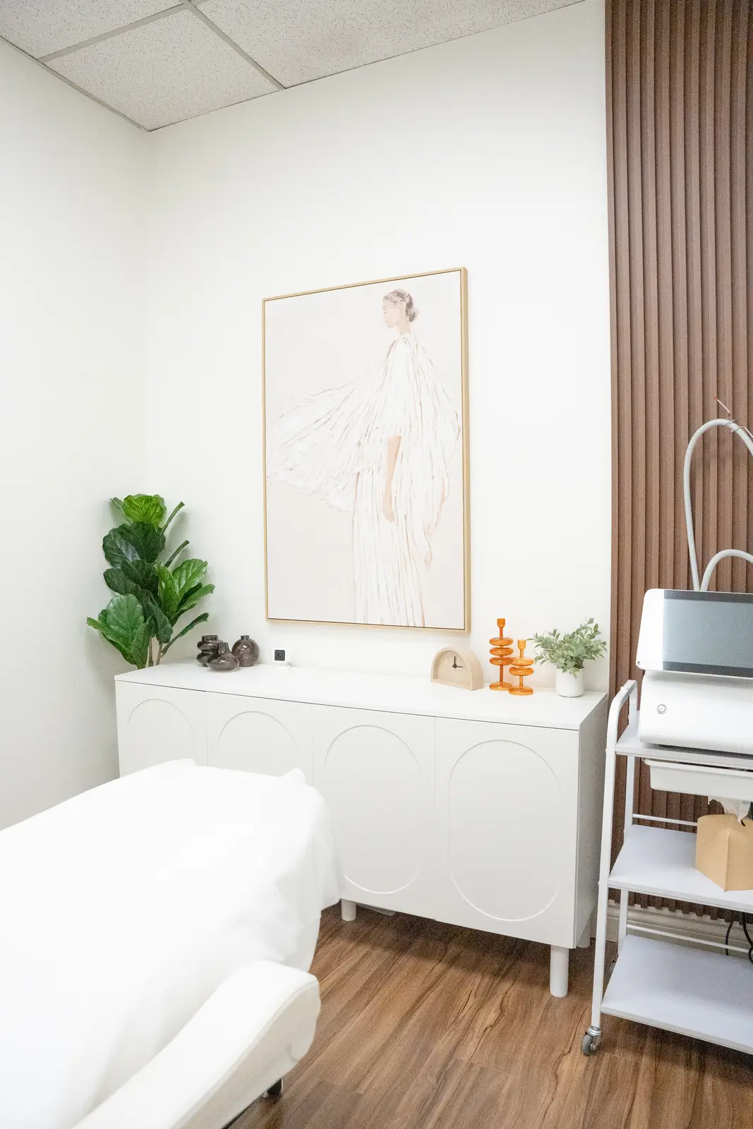 Reception of a Thornhill salon, with a fluted wood desk, a white counter, and a gold Beautique logo.