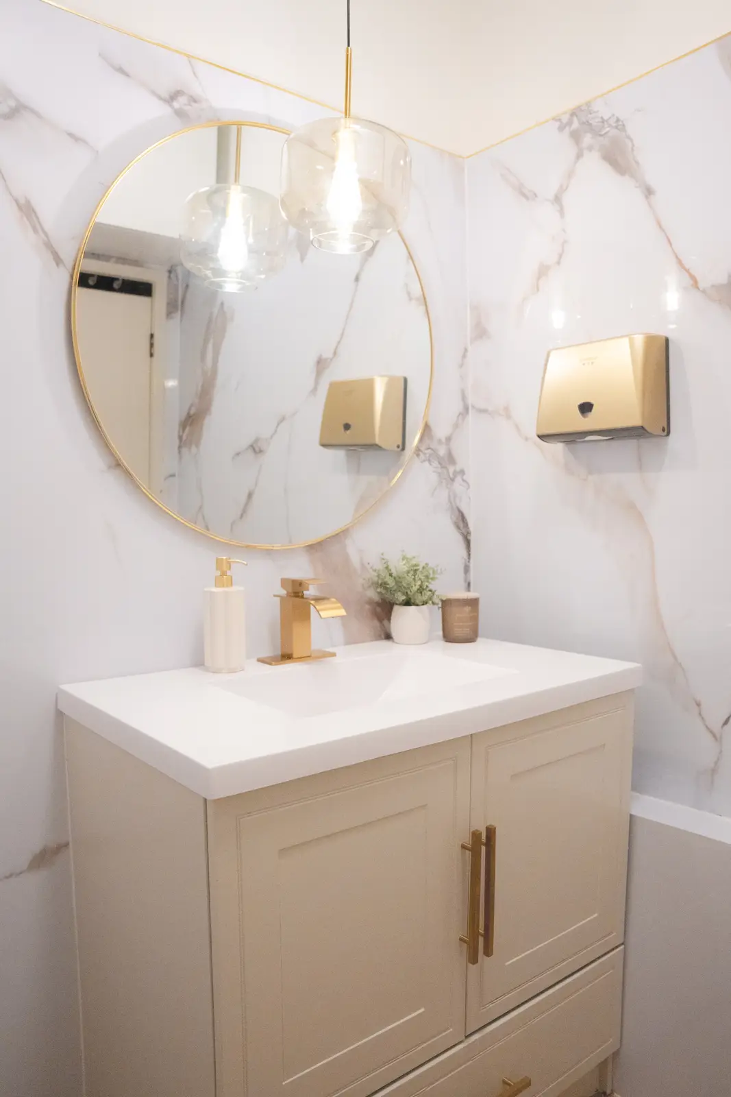 Reception of a Thornhill salon, with a fluted wood desk, a white counter, and a gold Beautique logo.