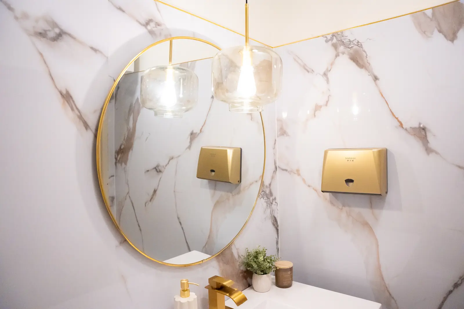 Reception of a Thornhill salon, with a fluted wood desk, a white counter, and a gold Beautique logo.