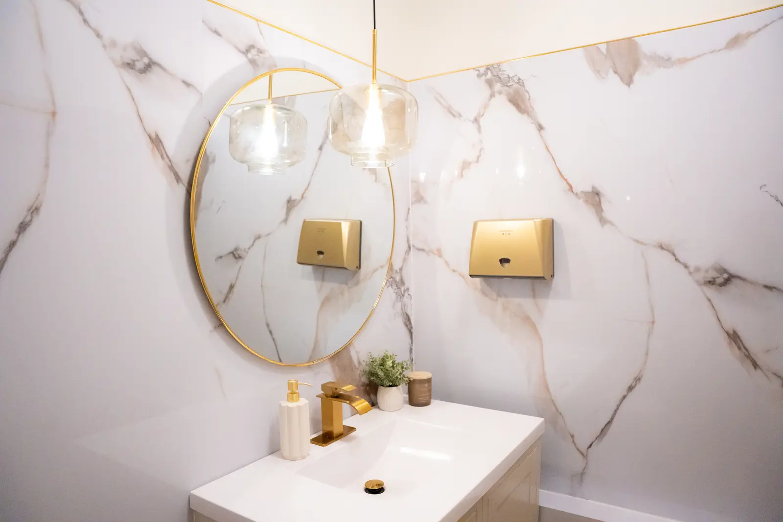 Reception of a Thornhill salon, with a fluted wood desk, a white counter, and a gold Beautique logo.
