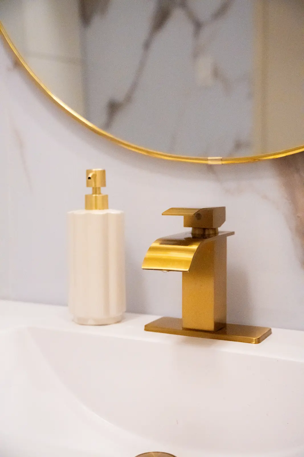 Reception of a Thornhill salon, with a fluted wood desk, a white counter, and a gold Beautique logo.